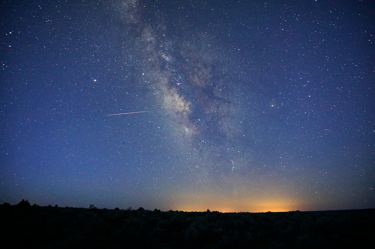 April Skywatching: Lyrids Meteor Shower, Bright Comet, and Mercury at Peak Visibility